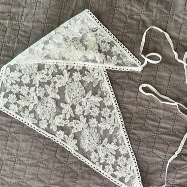 Foulard triangolare in pizzo floreale bianco