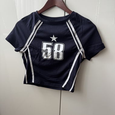 Dunkles Crop-Top mit Zahl 58