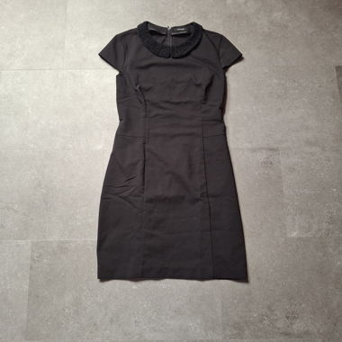 Robe Orsay noire avec col orné de perles