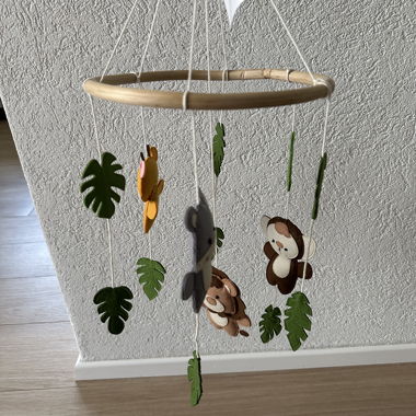Mobile pour bébé avec anneaux en bois