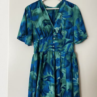 Abito floreale blu e verde 