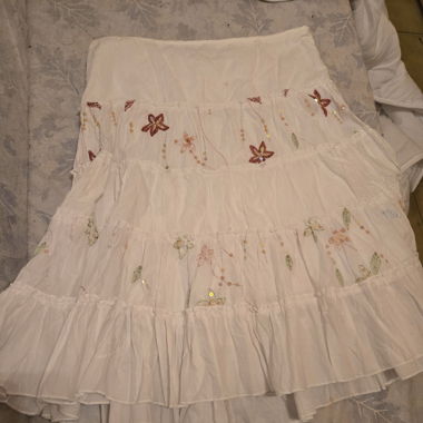 Jupe blanche brodée et pailletée