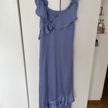 Schwingende blaue Kleid