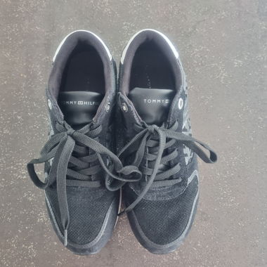 Black Tommy Hilfiger Sneakers