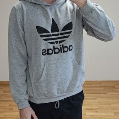 Hellgrauer Hoodie mit Print