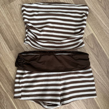 Completo a due pezzi a righe con shorts