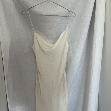 Robe mini satinee blanche crème 