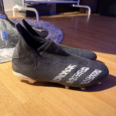 Scarpe da calcio Adidas nere gr. 40.5