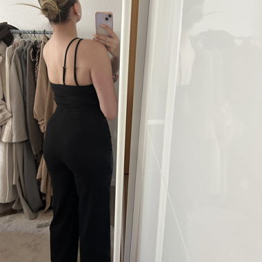 Schwarzer Jumpsuit mit schmalen Trägern