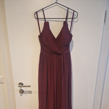 Abendkleid burgunderrot mit offenem Rücken