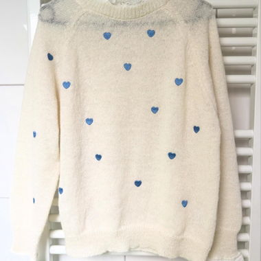 Pull blanc coeurs bleus