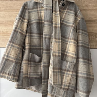 Veste en laine à carreaux avec ceinture