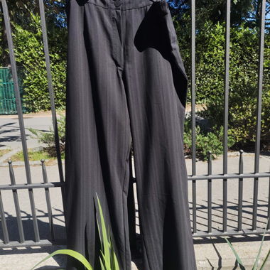Schwarze Hosen mit weitem Bein