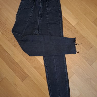 Jeans scuri a vita alta con dettaglio di cuciture frontali