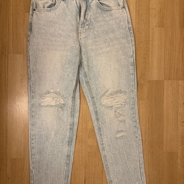 Jeans strappati con lavaggio chiaro