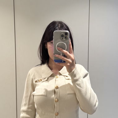 Beiger Cardigan mit goldenen Knöpfen