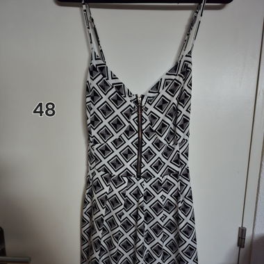 Très jolie robe à motifs géométriques