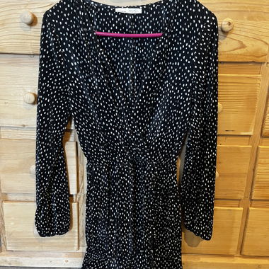 Schwarzes Kleid mit Punkten