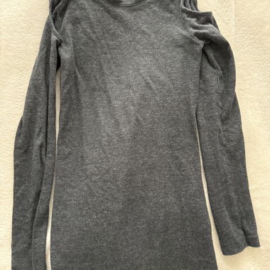 Top grigio a maniche lunghe con cut-out