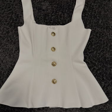 Haut pour femme blanc à boutons dorés