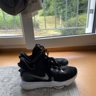 Basketball shoe