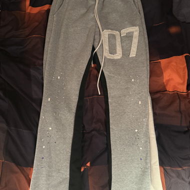 Pantalon de jogging avec éclaboussures de peinture grises et blanches