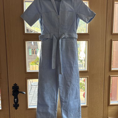 Blau gestreifter Jumpsuit