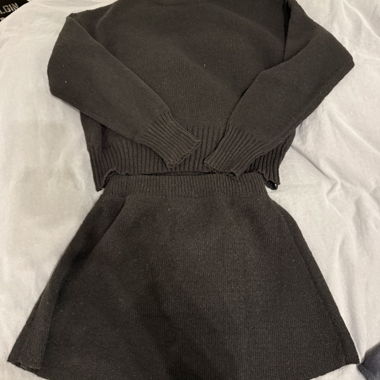 Completo in maglia scuro composto da maglione e gonna
