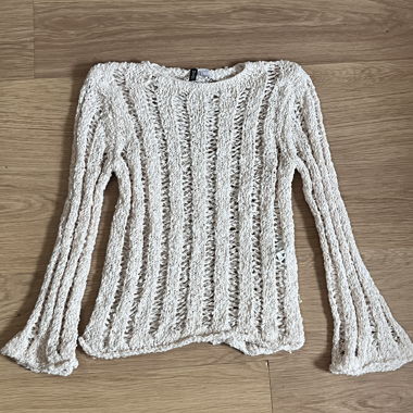 Cremefarbener Pullover mit Lochstrick