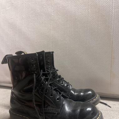 Dr. Martens lackiert