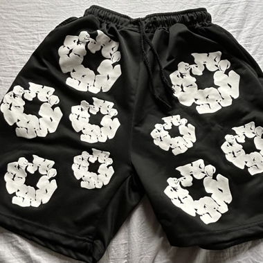 Schwarze Shorts mit weissem Print