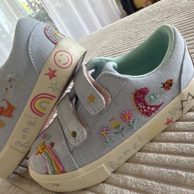 Sneakers blu per bambini con motivi