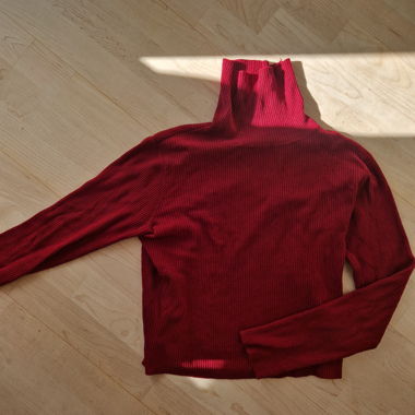 Pull encolure roulée côtelé rouge