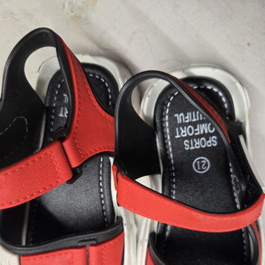 Belle petite paire de sandale pour enfant unisexe 