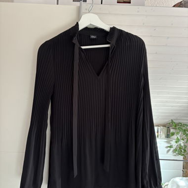s.Oliver schwarze Plissee-Bluse Gr. 36