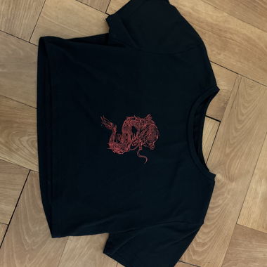 Schwarzes Top mit Drachenprint