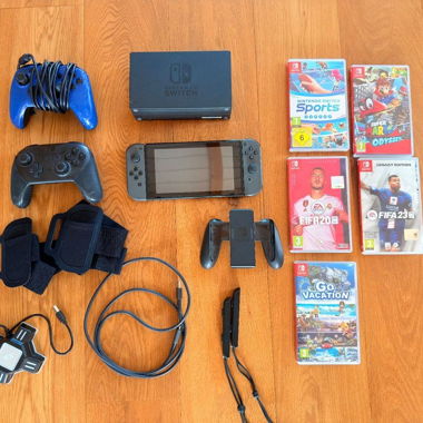 Nintendo Switch avec 2 manettes supplémentaires et 5 jeux