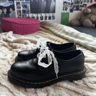 Schuhe aus schwarzem Leder von Dr. Martens