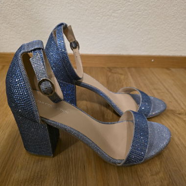 Glitzernde blaue Blockabsatz-Sandalen
