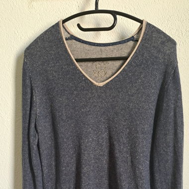 Blauer Strickpullover