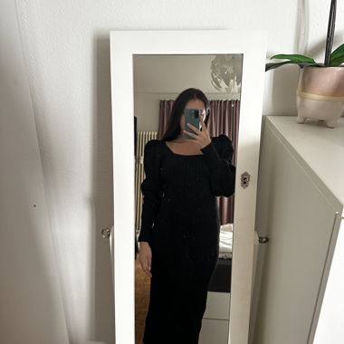 Schwarzes Pulloverkleid