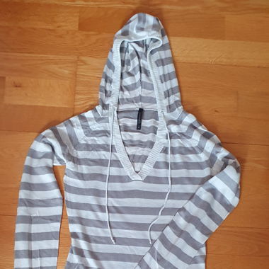 Gestreifter Pullover mit Kapuze