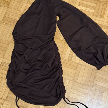Robe marron froncée