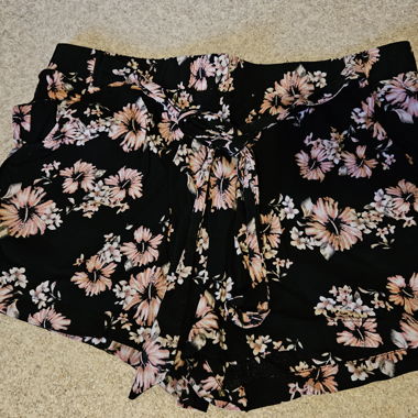 Shorts à fleurs d'hibiscus