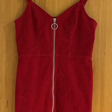 Abito in velluto a coste rosso con zip frontale