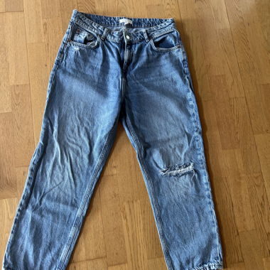 Blaue Mom Jeans mit Knie-Ris von H&M