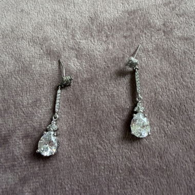 Silberne hängende Ohrringe mit Strass