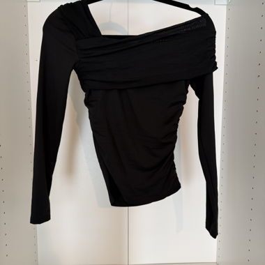 Top nero asimmetrico a maniche lunghe
