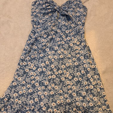 Blaues Blumenkleid mit Trägern