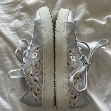 Sneaker azzurro baby con motivo floreale